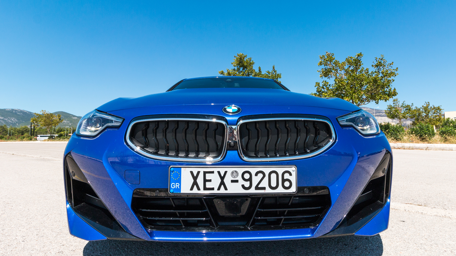 Μεγάλοι τριγωνικοί αεραγωγοί, αιχμηρά φώτα, μυώδες καπό και τονισμένα «νεφρά» κάνουν τη BMW 220d, σαν θηρίο έτοιμο να καταπιεί τους πάντα στο διάβα τη